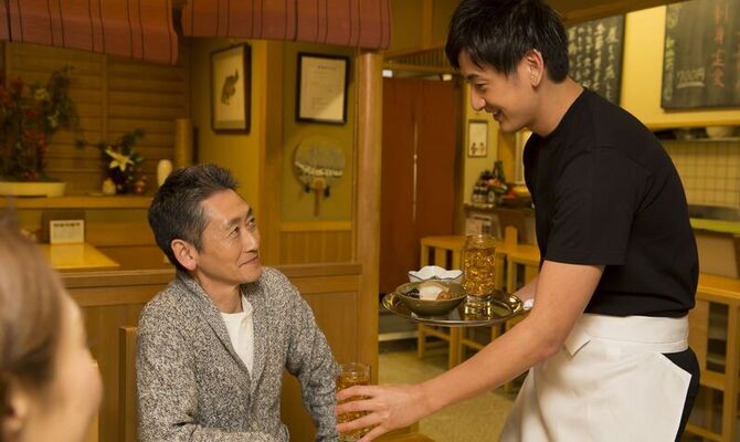 注文を取る男性スタッフ