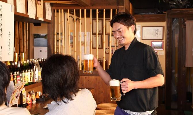 ビールを渡すスタッフ